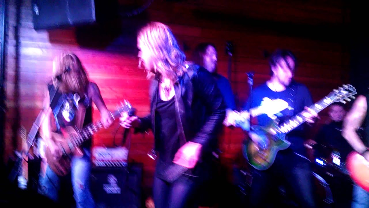 Lzzy Hale sings Shoot to Thrill at Dan McGuiness Nashville