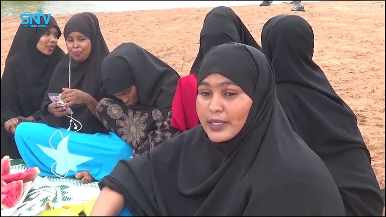 Dhalinyarada degmada Luuq iyo masuuliyiinta degmada oo u damaashaad tagay goobaha loo dalxiiso.