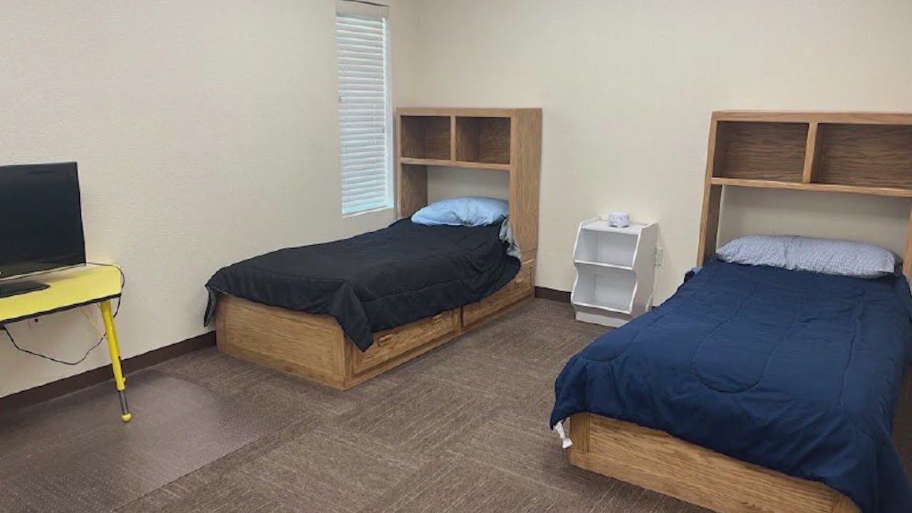 «Это газлайтинг»: Защитник прав детей утверждает, что отмена визитов в офис CYFD не решает кризис...