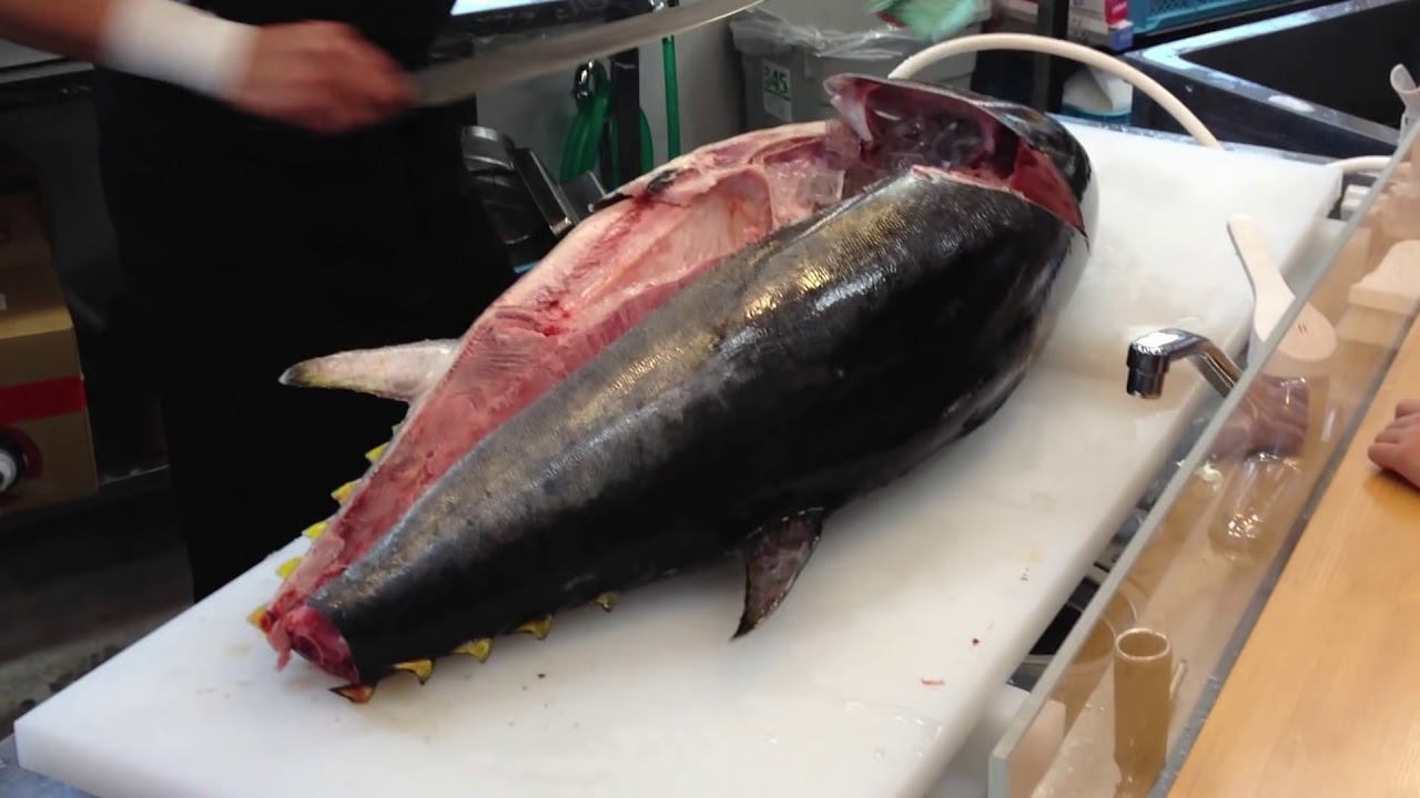 Tuna cutting in Japanese sushi restaurant