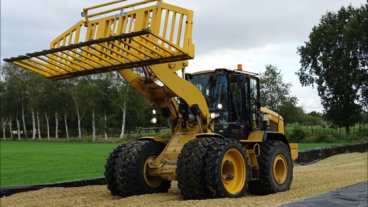 Cat 930m op de maiskuil