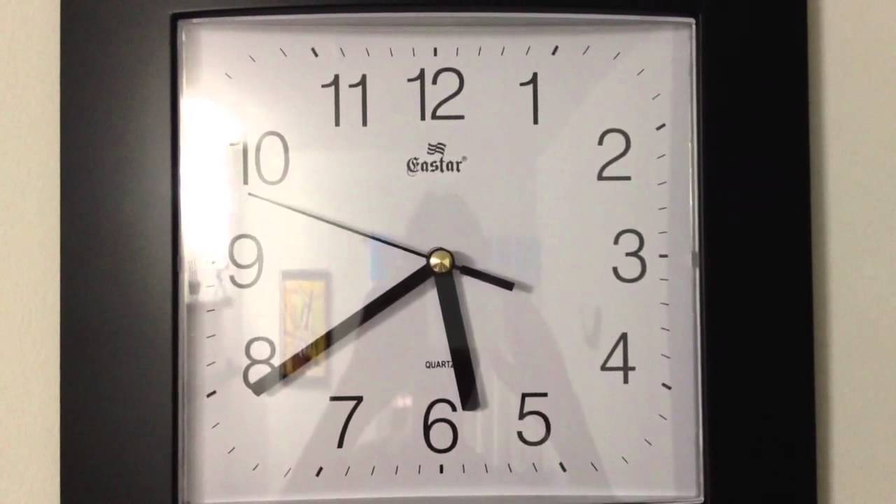 Smooth sweeping second hand clock