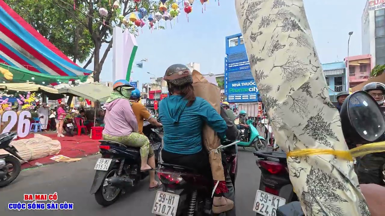ĐƯỜNG PHỐ SÀI GÒN CHỢ LỚN NHỮNG NGÀY GIÁP TẾT, CHỢ HOA HỒ THỊ KỶ BÁN GIÁ MẮC LẮM VIỆT KIỀU ƠI