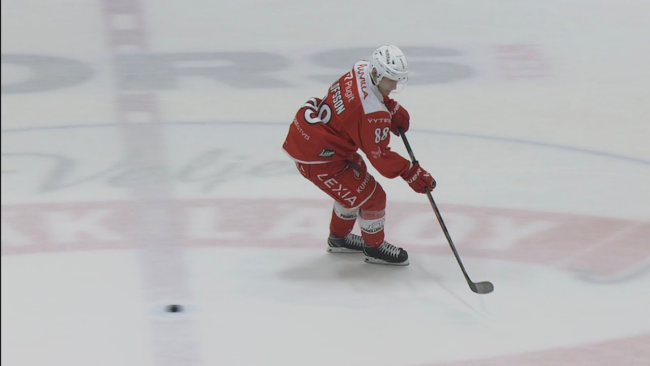 Johan Olofsson sekoilee rankkarissa, luistelee kiekosta ohi | N&auml;in tilanne ratkaistiin