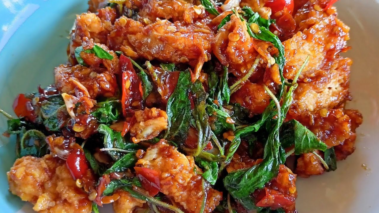 ผัดกะเพราไก่กรอบ  ฉ่ำซอสกะเพรา เมนูทำง่าย (Stir Fried Basil with Crispy Chicken recipe)