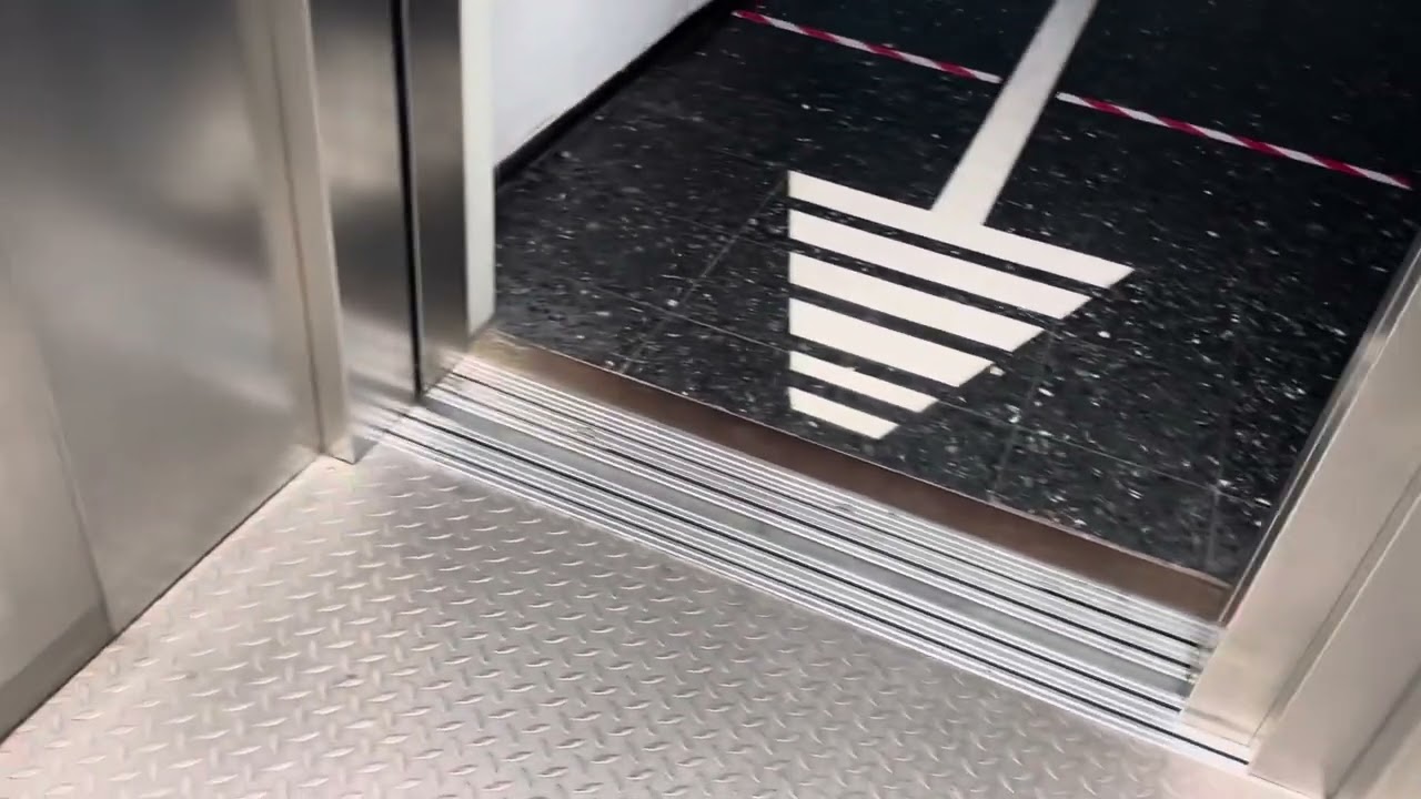 Tepper Aufzug (mit Ansagen während der Fahrt!) im Technischen Rathaus in Hagen