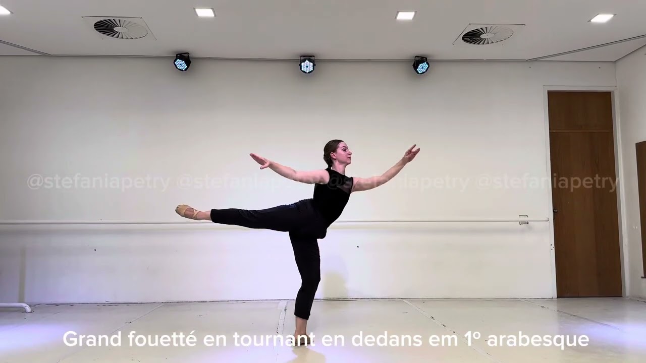 Grand fouett&eacute; en tournant en dedans em 1&ordm; arabesque