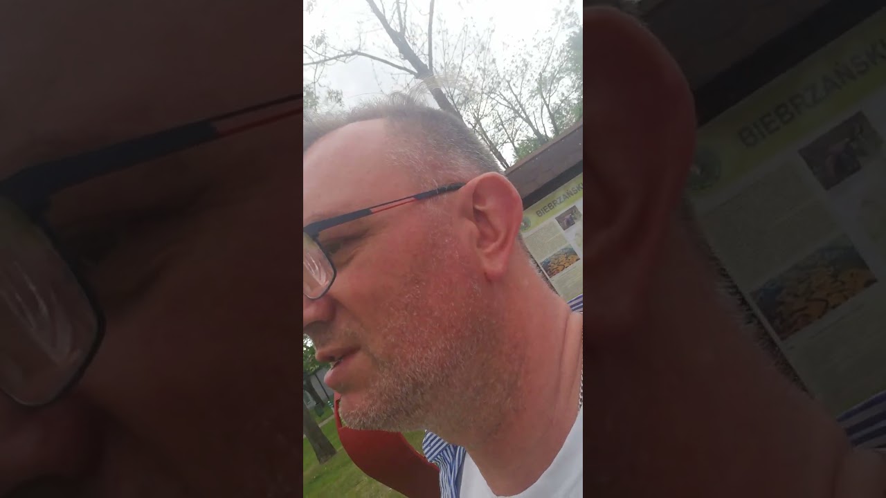 Goniądz na Podlasiu Przejazdem przez z telefonem w ręku.