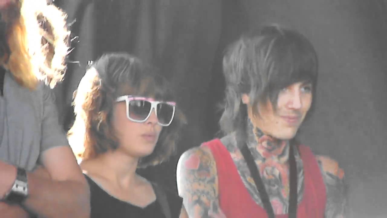 Oli Sykes dancing
