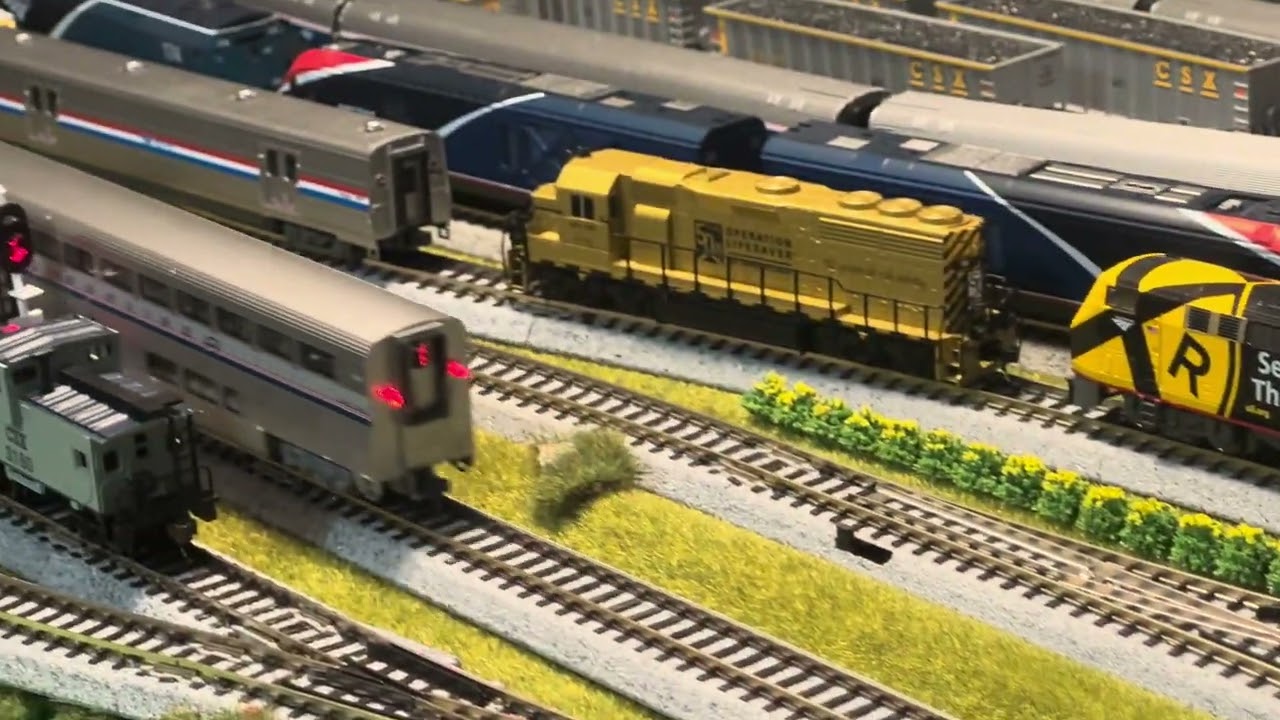 Amtrak numéro 20 tracté par la loco #160 ‘Pepsi Can’ Passage à Atland!!