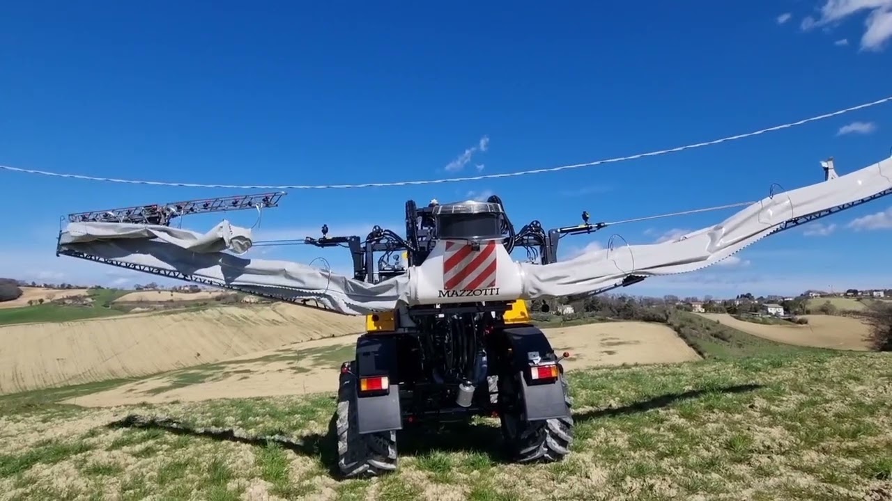 Prova in campo presso la ditta Fiorini dell'irroratrice semovente Mazzotti MAF 3180