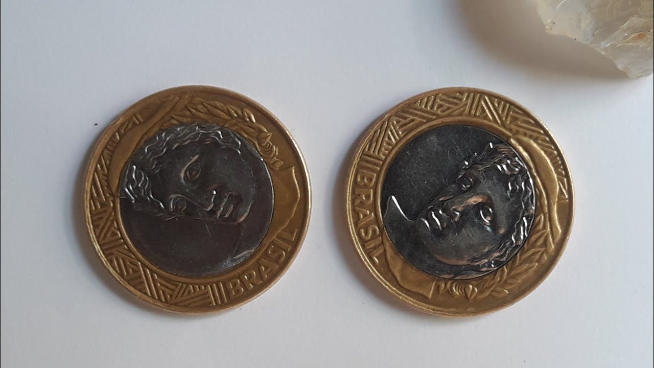 Moedas de 1 Real Com Reverso Inclinado a Direita e a Esquerda