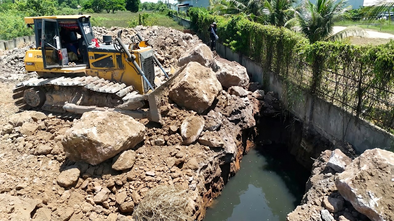 Amazing Processing Huge Size Landfill by Shantui Push Stone into Flood Land with Dump Trucks