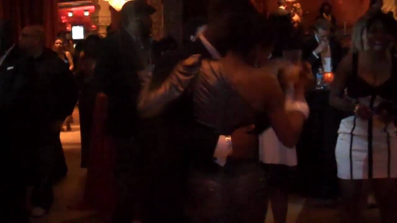 Andrea Kelly Cuts a Rug