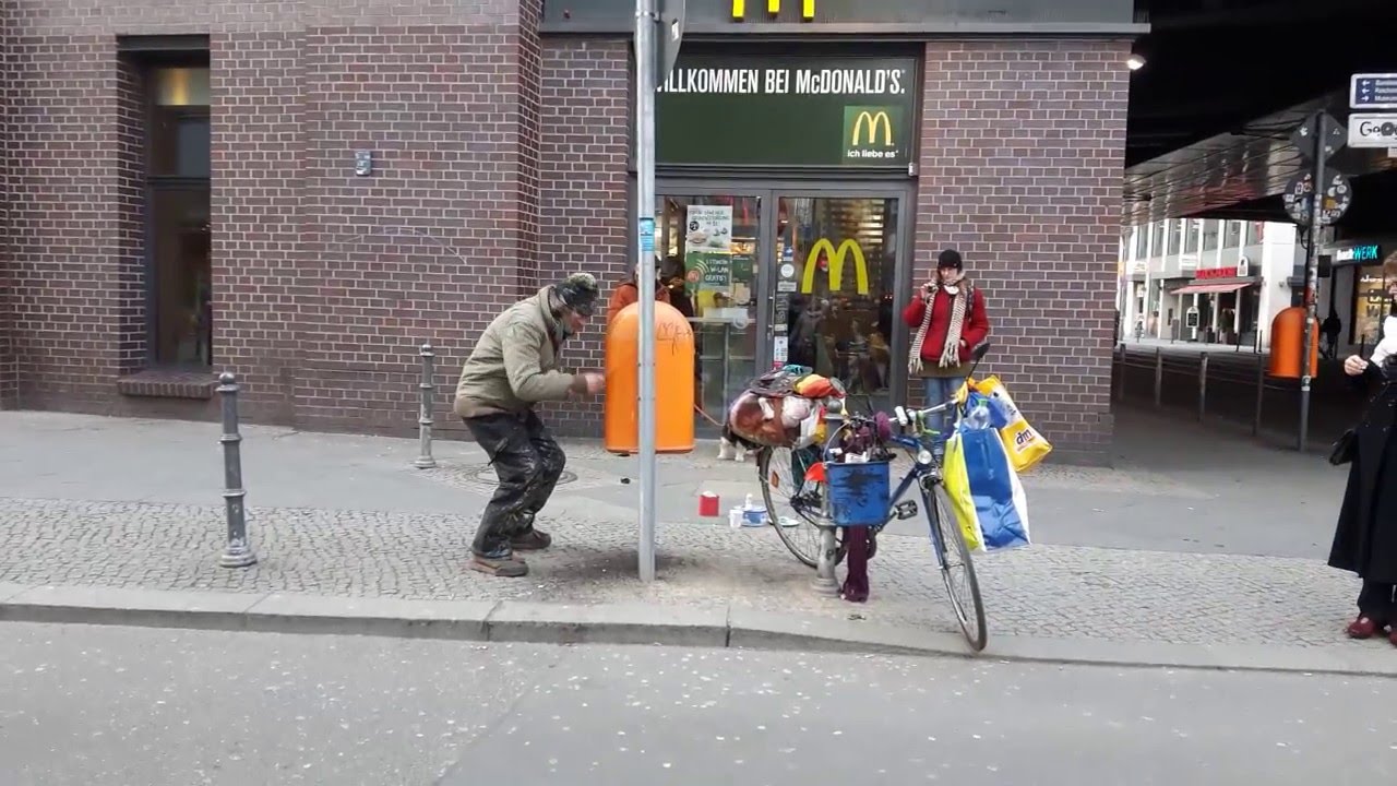 Straßenmusiker in Berlin, Genial ! Must See! Street musician in Berlin! TOP!!!
