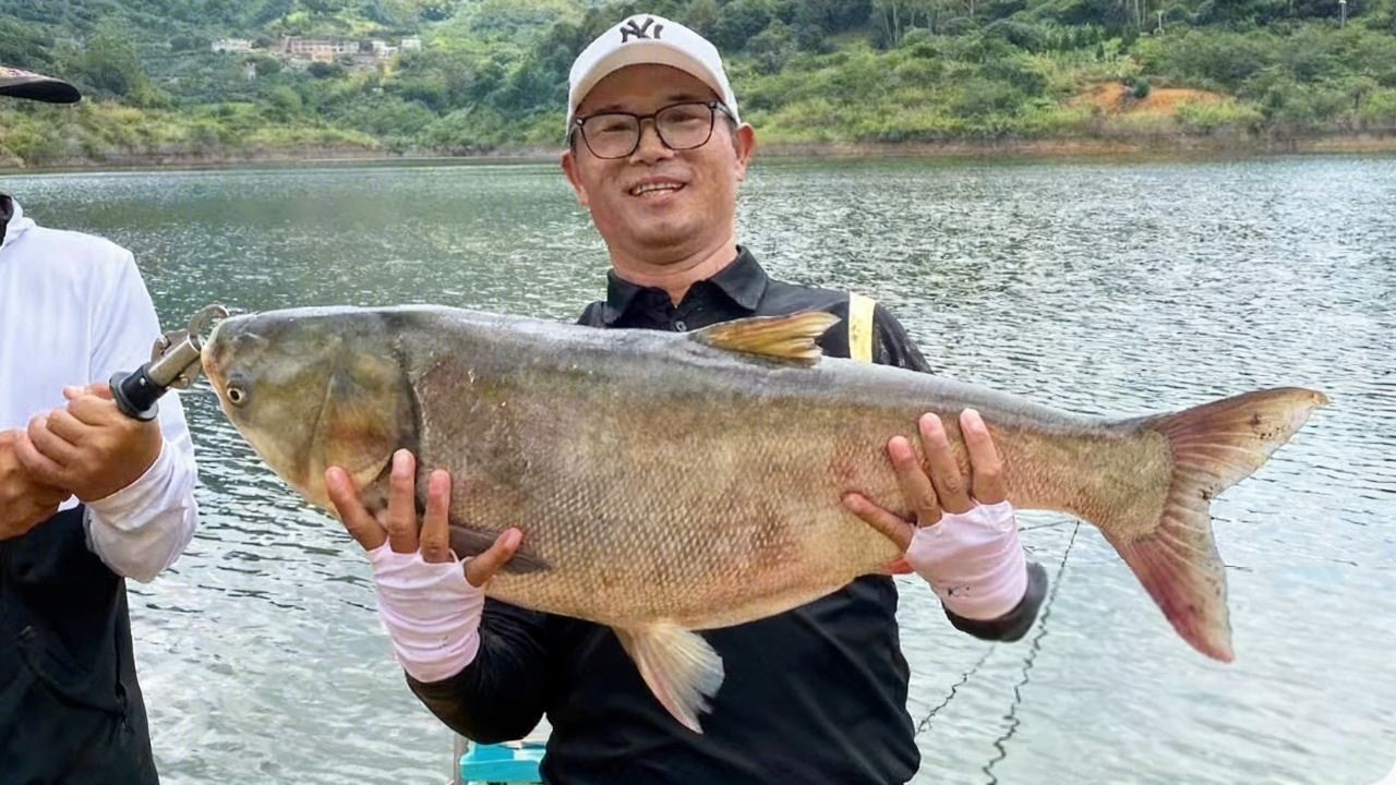 冒充新手盤囂張老闆，雨天狂拔翹嘴，水庫老闆的臉色比變天還快！【天元邓刚】