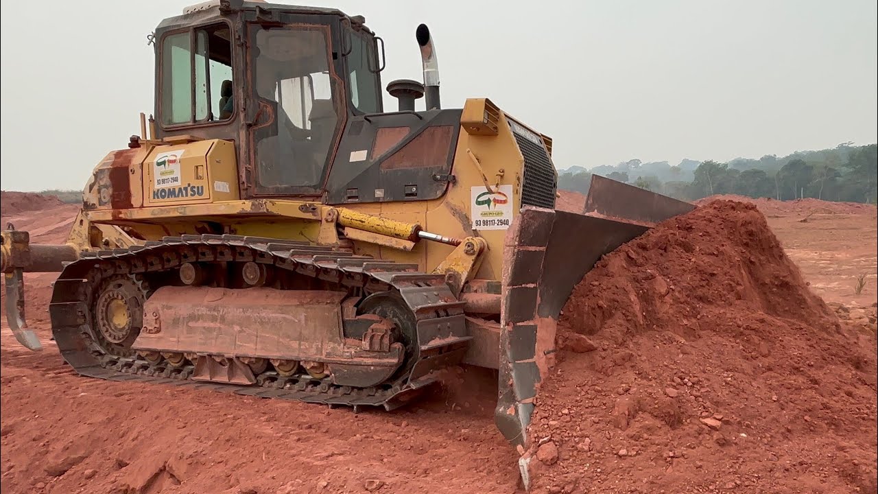Trator de esteira komatsu D61 EX cortando estrada