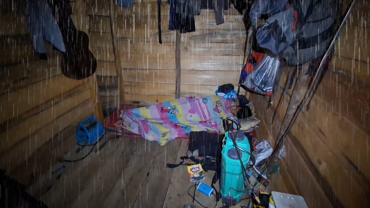 Hujan deras saat bermalam di gubuk shelter membuat jalan kebun