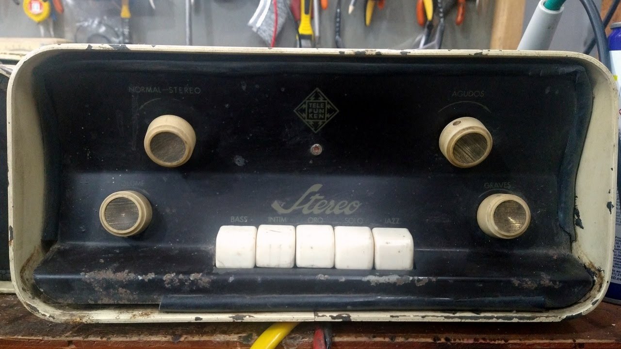 Dois Amplificadores Estéreo Telefunken na Bancada