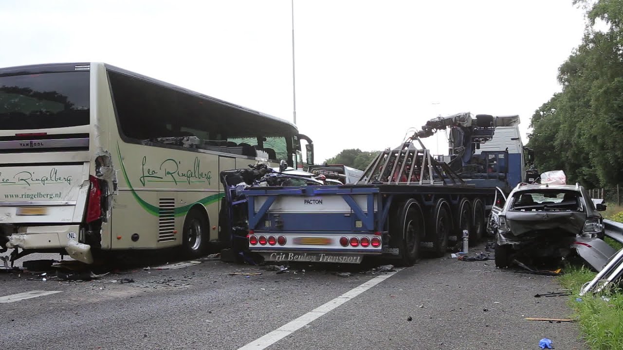 A58 bij Moergestel tot vanmiddag dicht, twee zwaargewonden bij zwaar ongeluk