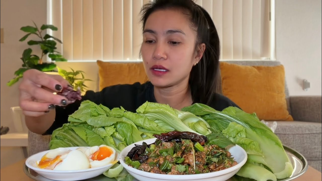 ลาบไก่ ไข่ต้มยางมะตูม ง่ายง่ายแต่แซ่บหลายเด้อมื้อนี่ 