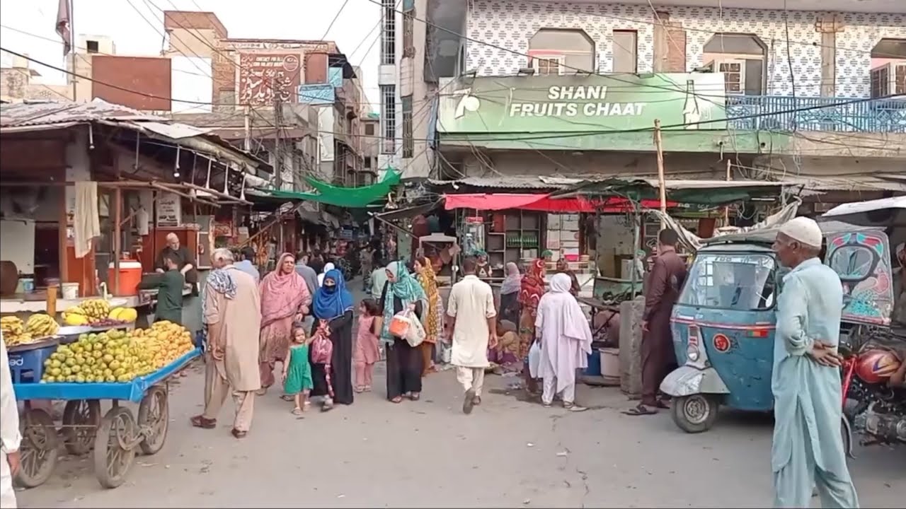 Jhelum&rsquo;s Amazing Walking Tour of Crowded Streets | Exploring Streets and Roads of Jhelum 