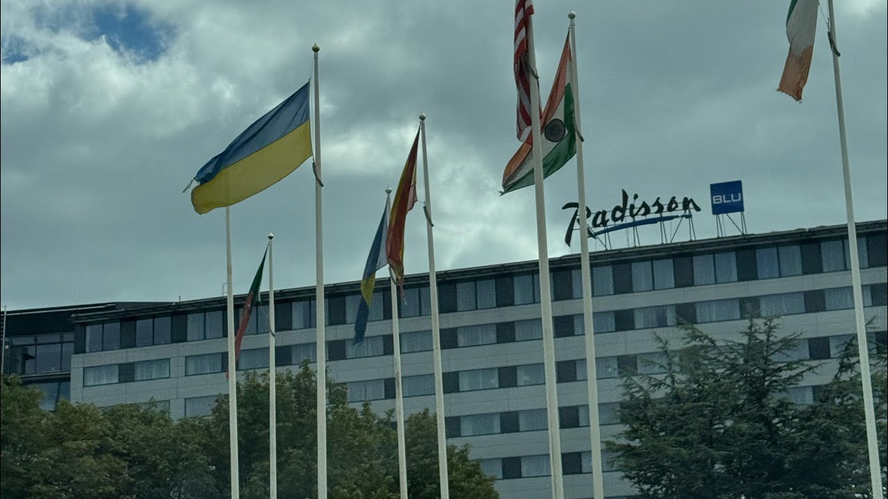 Radisson BLU hotel Manchester Airport/ glimpse of hotel amenities 
