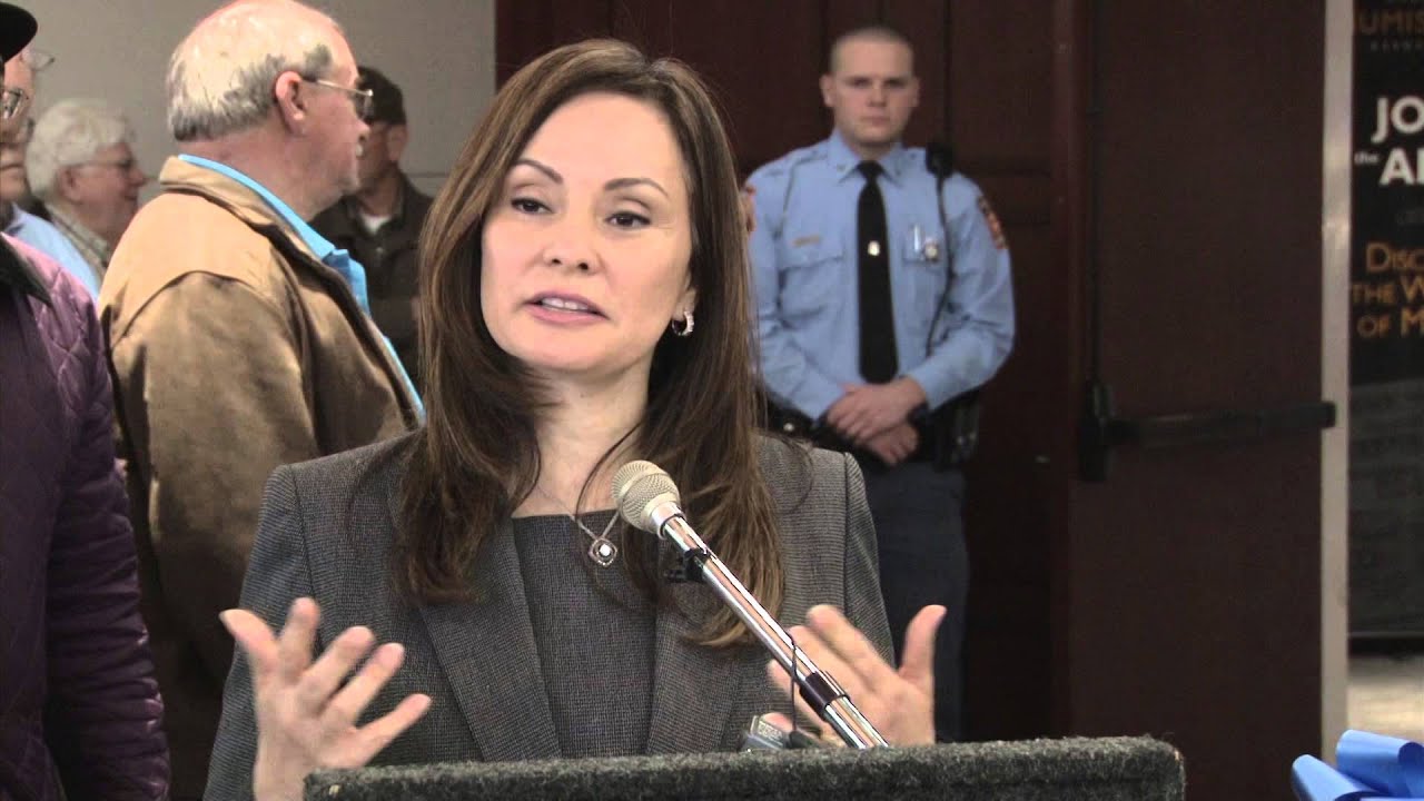 New $100 Note Sheets Signed by Treasurer Rosie Rios at National Money Show. VIDEO: 1:44.