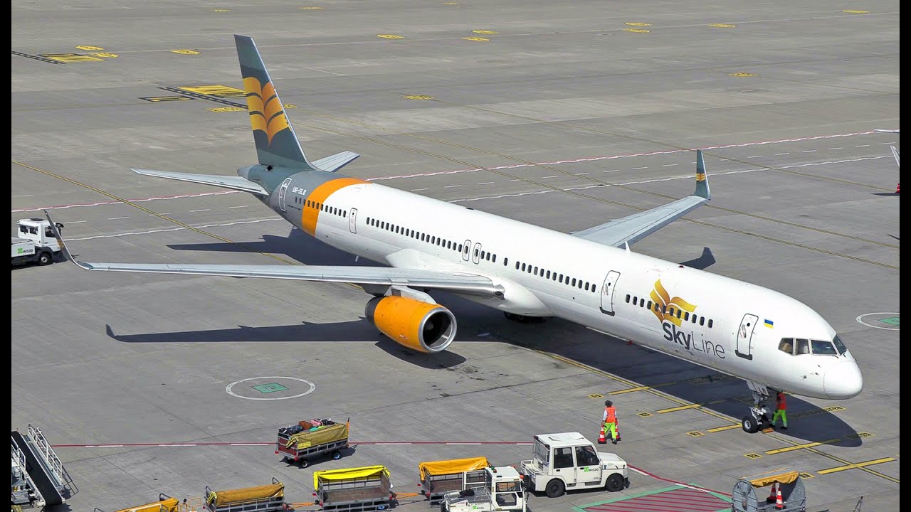 SkyLine Express Boeing 757-330(WL) für Mavi Gök Airlines am Flughafen BER Berlin Brandenburg