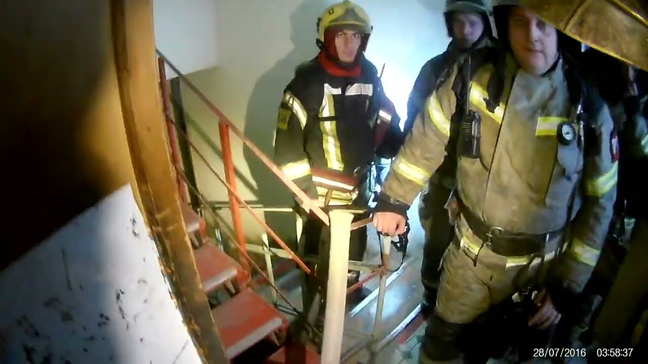 пожар на производстве,тактическая вентиляция,горит двойной пол