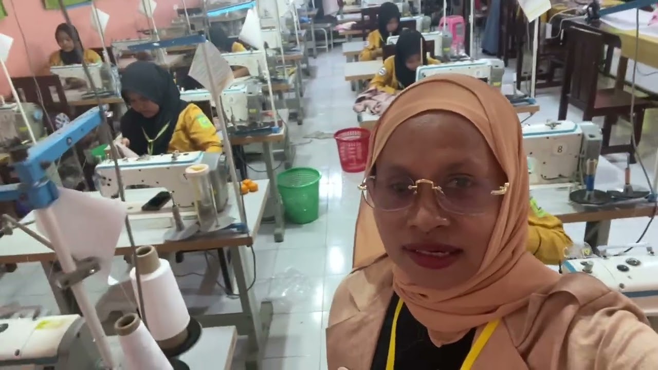 Daily vlogs:tugas hari ini , bersyukur selalu apapu pekerjaan kita #tatabusana #designer #minivlog