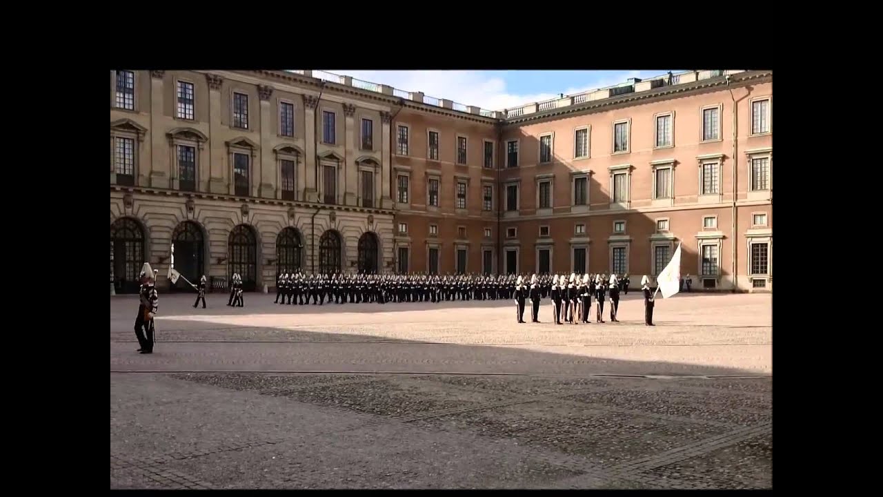 H.M Konungen inspekterar Livbataljonen