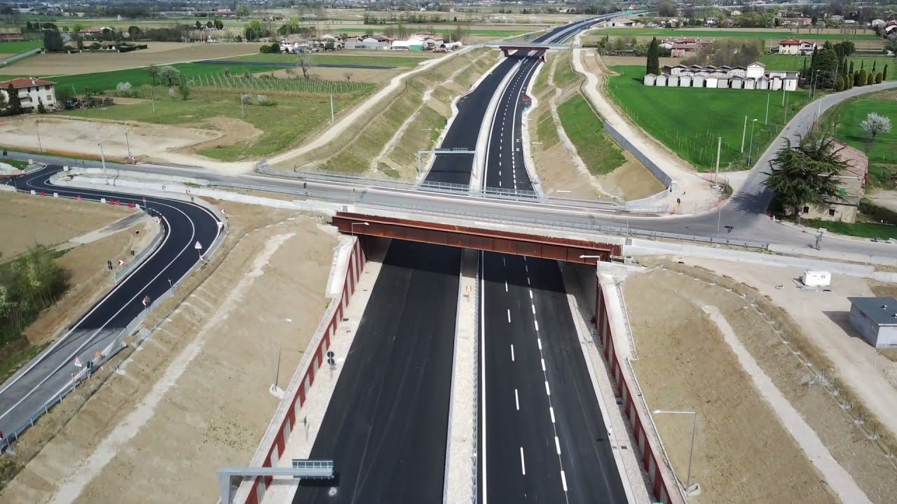 Un volo sul casello autostradale dietro casa. Pedemontana Veneta