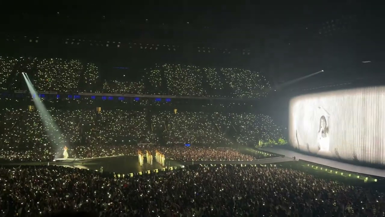 Taylor Swift The Eras Tour Paris N1 - Who’s Afraid Of Little Old Me?