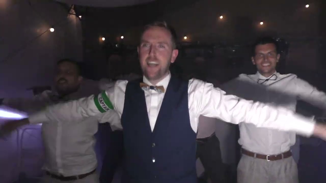 Une battle garçons / filles lors d'un mariage