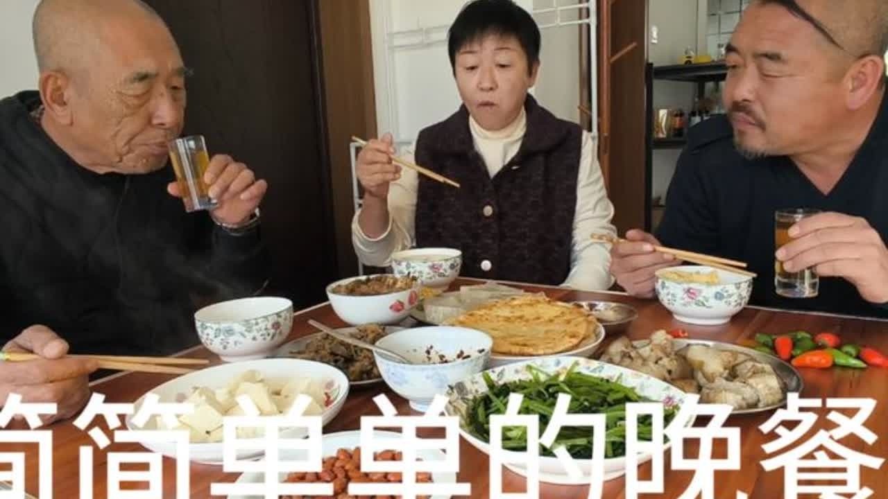 炒了两个小毛菜，还有几个剩菜，烙饼喝一杯白酒美美哒。