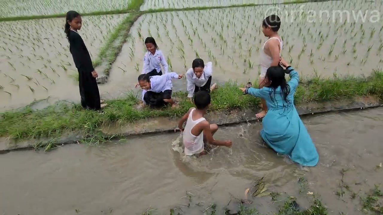 Keseruan Anak-Anak SD hujan-hujanan Sepulang Sekolah Bikin Kangen Sekolah Lagi