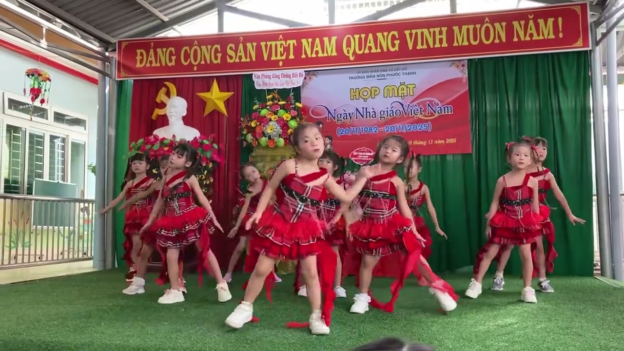 Hò Vươn Mình . Lớp gái út chào mừng 20/11 . 