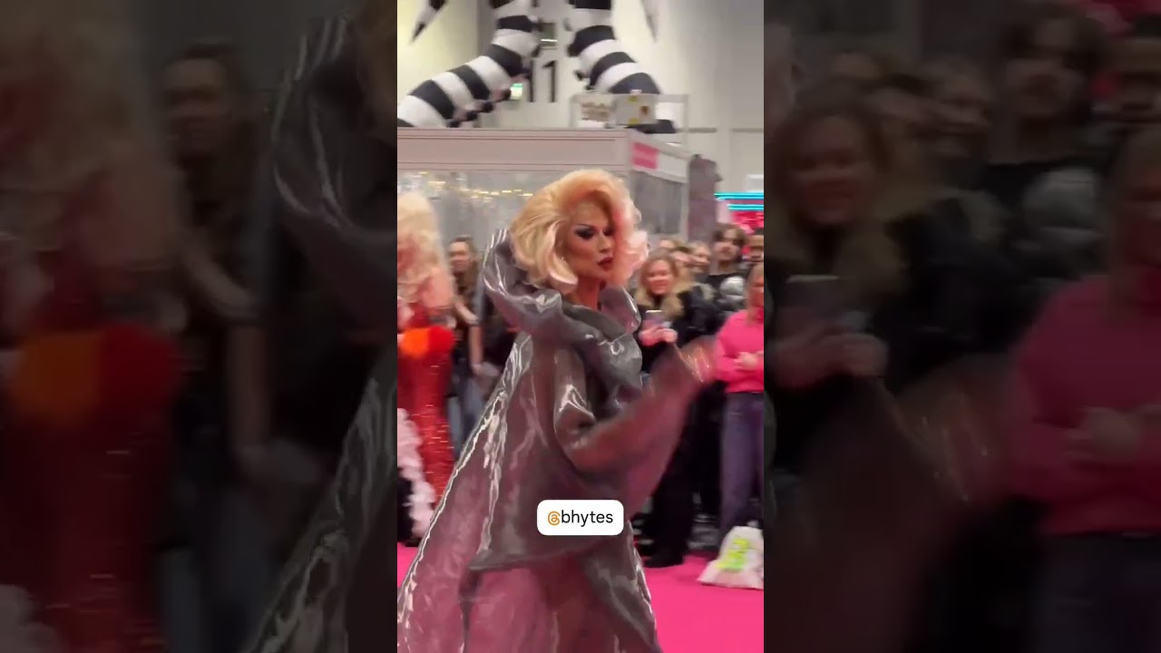 The queens walking the pink carpet at RuPaul's DragCon UK 2025 😍 #rupaulsdragcon #dragqueen #queer