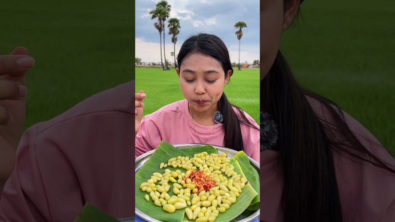 Eating wild grape with chili salt  #savoreverybite #food #epiceating #starfruit #eating #epiceats