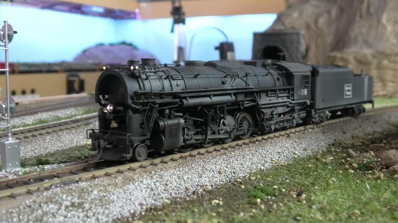 HO scale B&M Berkshire running mainline freight