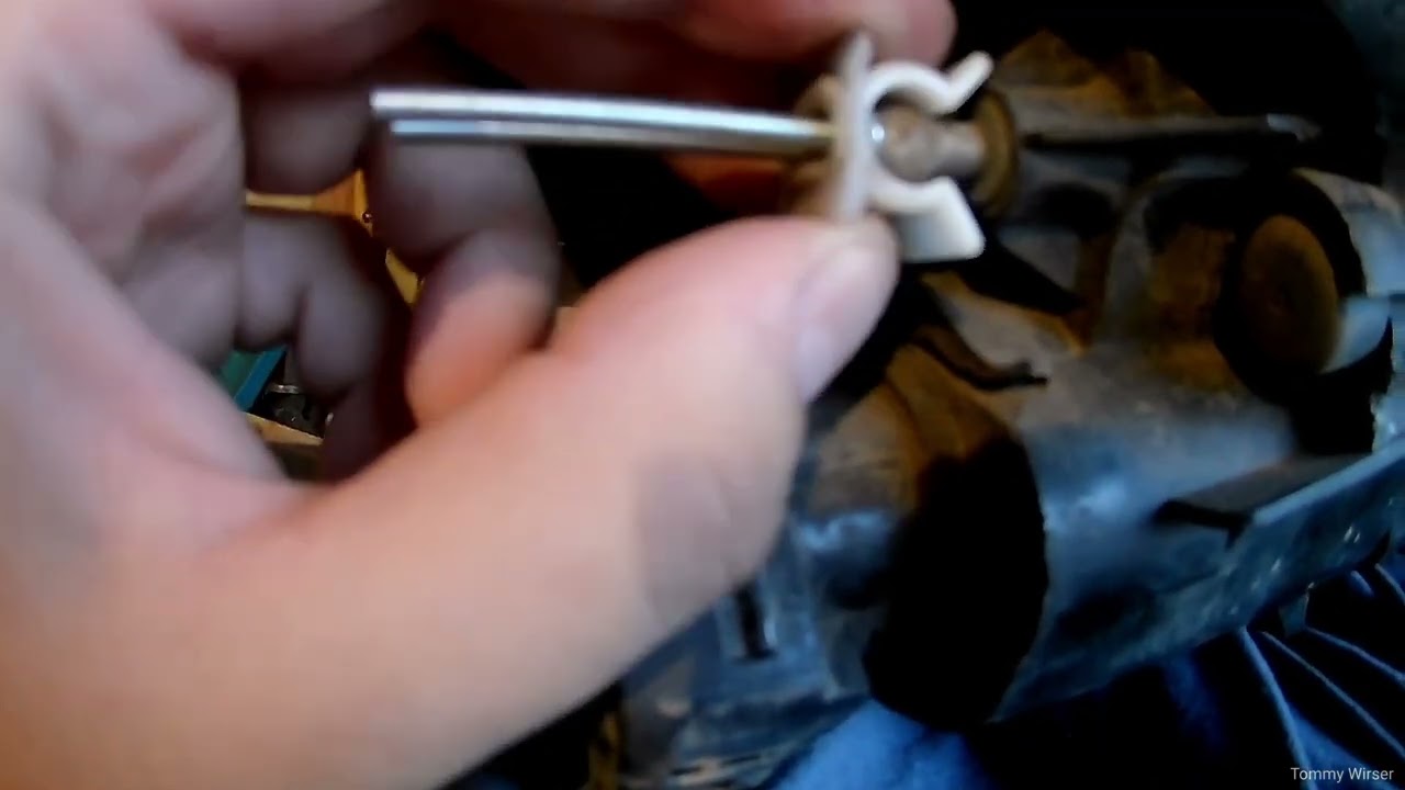 Клипса крепления передней фары (MN167828) - ремонт