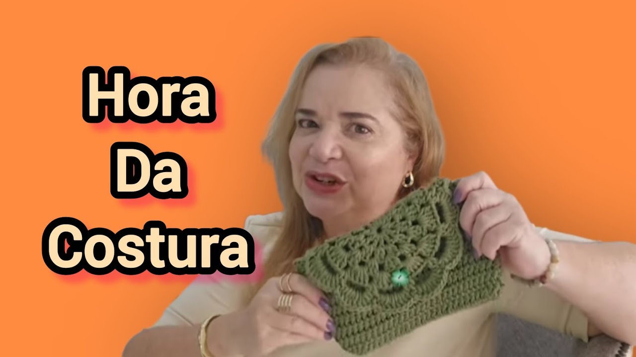 Carteira de crochê. Costura à mão do forro e acabamentos.