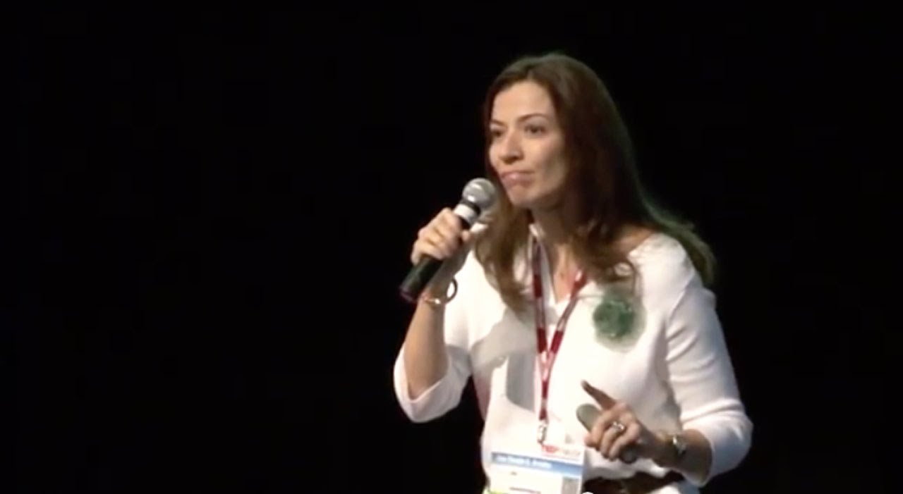 A morte é um dia que vale a pena viver | Ana Claudia Quintana Arantes | TEDxFMUSP