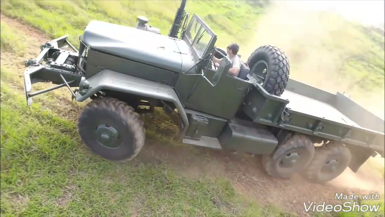 Drone grava Reo M813 5 ton 6x6 Militar no barranco da BR 354