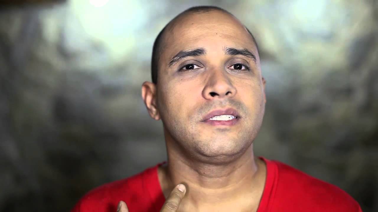 Curso Vocal do Andr&eacute; Fantom. M&oacute;dulo 1 Aula 2 - Postura - demonstra&ccedil;&atilde;o.
