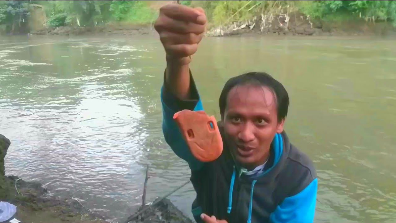 UNIK!! MANCING PAKE UMPAN SANDAL || LIHAT HASILNYA