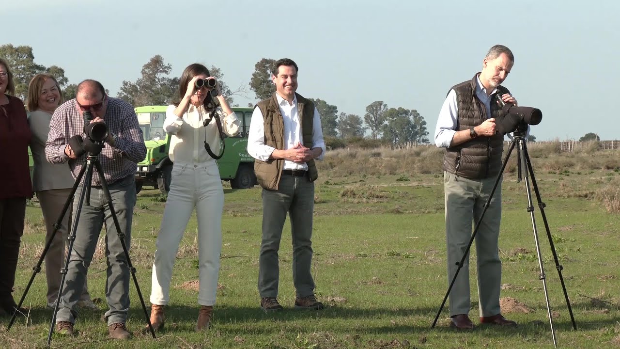 Juanma Moreno junto a los Reyes en Doñana