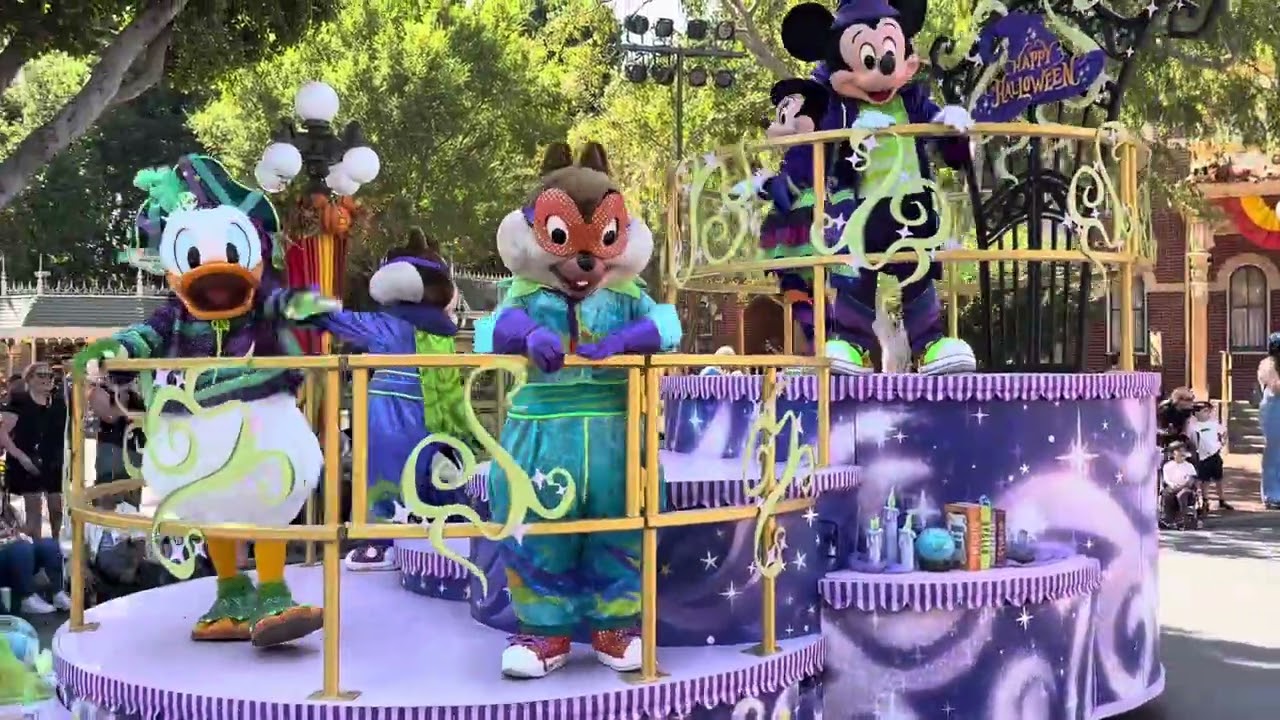 Mickey and Friends Halloween Calvacade! 