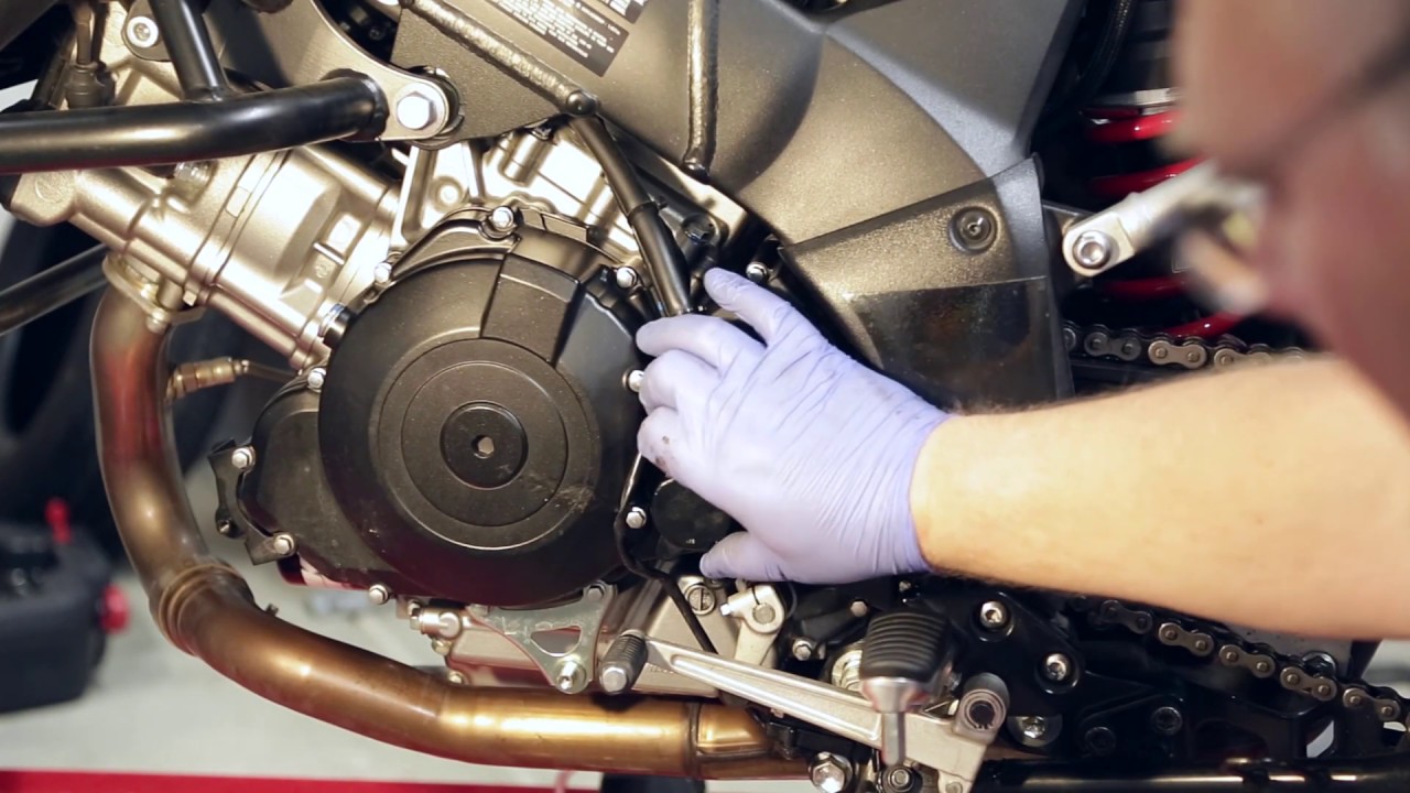 V-strom 1000 Cleaning behind the countershaft sprocket cover